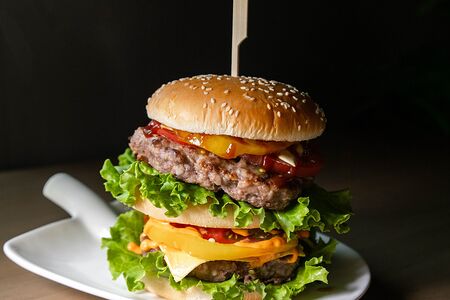 Двойной бургер с натуральной говяжьей котлетой