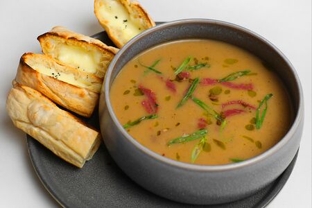 Французский луковый суп с пастрами и запеченным хлебом