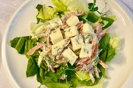 Салат с говяжьим языком и ореховым соусом