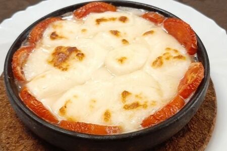 Сыр сулугуни с помидорами на кеци