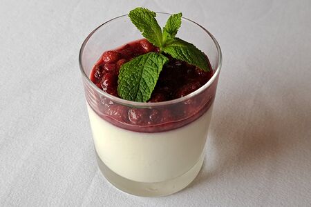 Панна-котта с земляникой