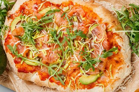 Пицца римская с лососем и гуакамоле