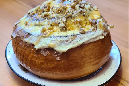 Синнабон с карамелью и орехом