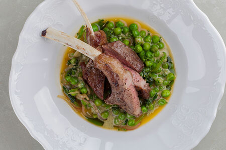 Каре ягненка на углях, зеленый горошек