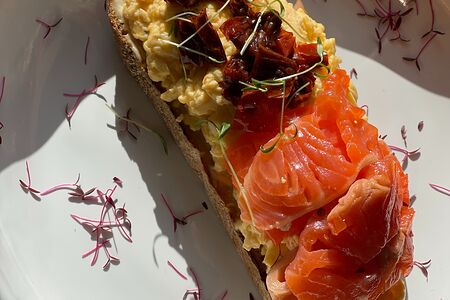 Open-сэндвич со скрэмблом и лососем