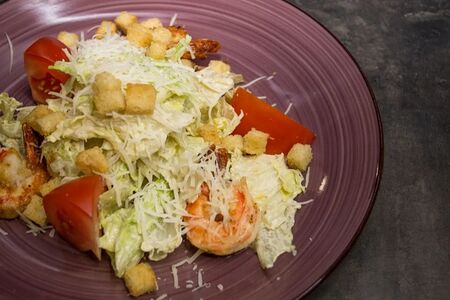 Салат Цезарь с креветками