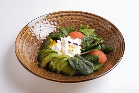 Страчателла с томатами, авокадо и трюфельным маслом