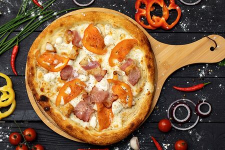 Пицца с беконом, фирменной курочкой и 3 видами сыра