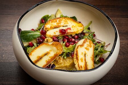 Салат с халуми и апельсином