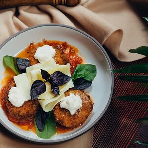 Салат с томатами из печи, цукини и сырами