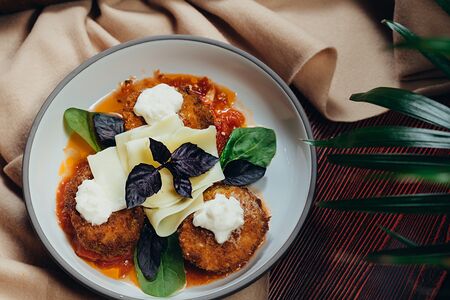 Салат с томатами из печи, цукини и сырами