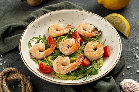 Жареные креветки с гуакамоле и томатами черри