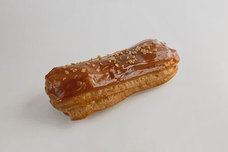 Эклер карамельный