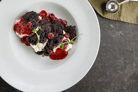 Трайфл с вишней и кремом шантильи