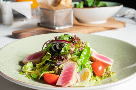 Салат Нисуаз с тунцом блюфин