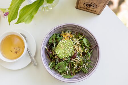 Салат с фунчозой, манго и авокадо