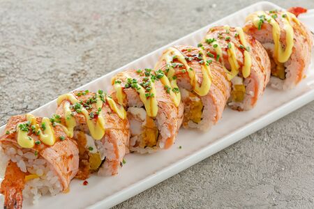 Ролл с жареной креветкой и опаленным лососем