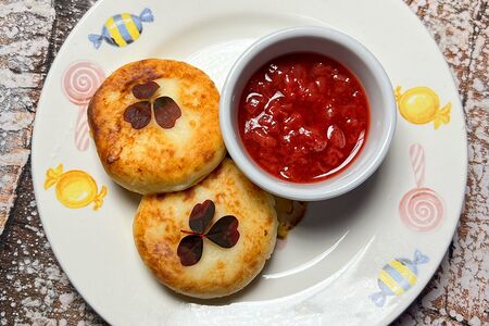 Детские сырники с клубничным вареньем и сметаной
