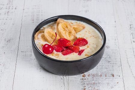 Овсяная каша с ягодами