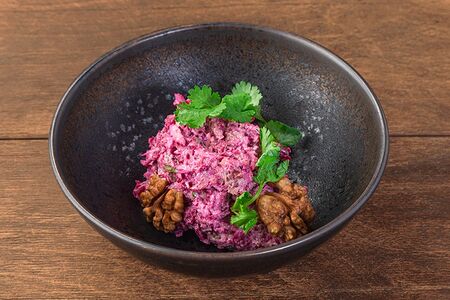 Салат из свёклы с говядиной и копчёным сыром