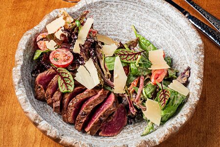 С говядиной, ореховым соусом и печёным перцем