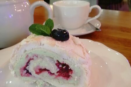 Меренговый рулет Фисташка-малина