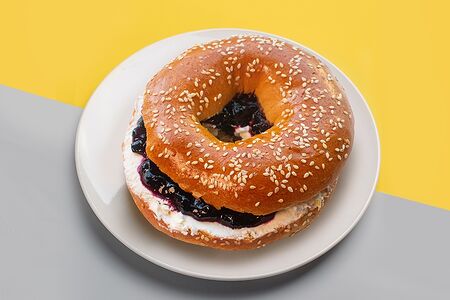 Бейгл с джемом и крем-чизом