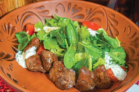 Салат с куриной печенью и йогуртовой заправкой