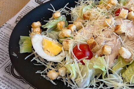 Салат Цезарь с курицей
