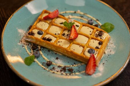 Бельгийская вафля со свежими ягодами