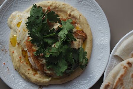 Хумус с курицей и карри