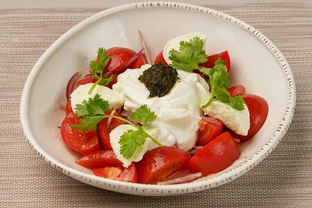 Салат с томатами и мацони