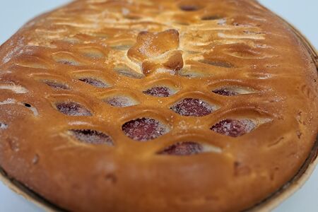 Пирог с брусникой и яблоком