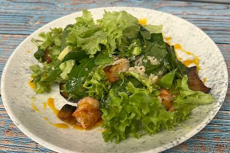 Салат с креветками, баклажанами и авокадо