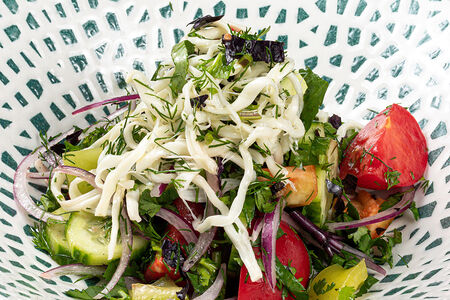 Салат овощной с сыром и зеленью