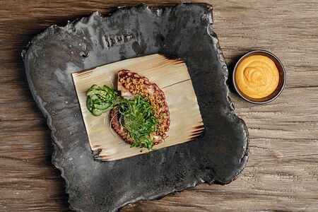 Осьминог с хрустящим киноа и соусом антикучос