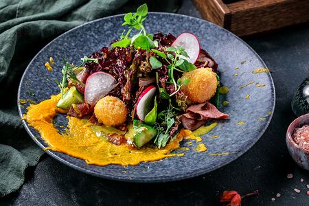 Битые огурцы с ростбифом