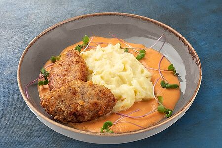 Котлета с пюре и овощным соусом