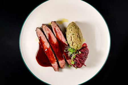 Фланк стейк с мятым картофелем