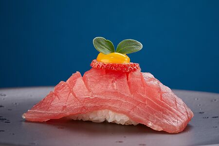 Суши №11 с тунцом yellowfin, свежей клубникой и соусом из манго