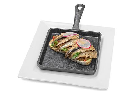Брускетта с икрой заморской и шпротами