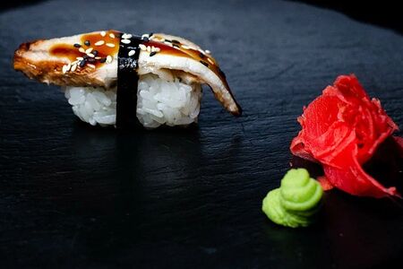 Суши с угрем