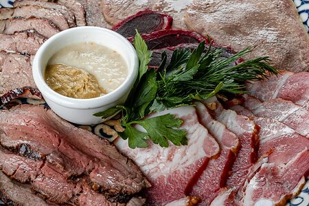 Мясные деликатесы