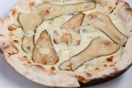 Пицца с грушей и горгонзолой