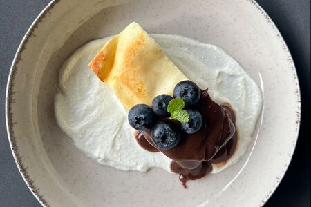 Запеканка с кремом англез и шоколадным соусом