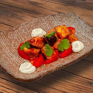 Салат из хрустящих баклажанов и свит чили