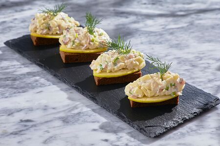 Бородинские тосты с сельдью, молодой антоновкой и зеленым луком