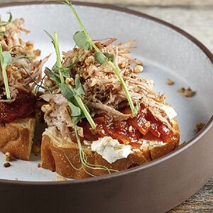 Луста на луковом хлебе с разварной уткой