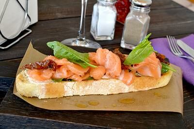 Брускетта с лососем