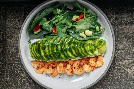 Белковый омлет с креветками и страчателлой